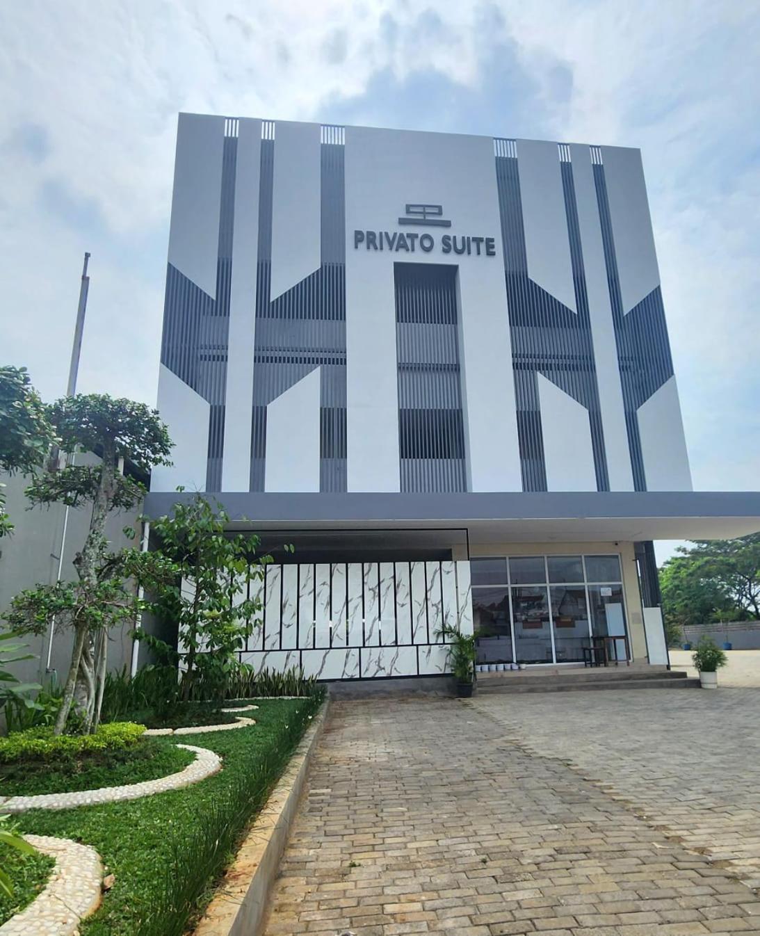 Oyo 2816 Privato Suite Kembaran المظهر الخارجي الصورة